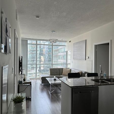 Newly Updated 2Br, 2Bath & Den In Downtown Toronto Beside Union Station & Scotia Bank Arena! Exterior photo