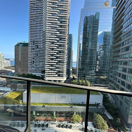 Newly Updated 2Br, 2Bath & Den In Downtown Toronto Beside Union Station & Scotia Bank Arena! Exterior photo
