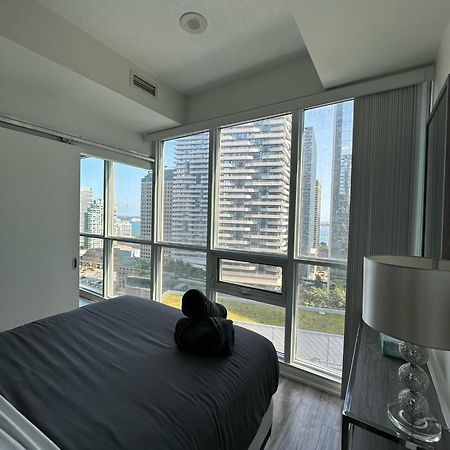 Newly Updated 2Br, 2Bath & Den In Downtown Toronto Beside Union Station & Scotia Bank Arena! Exterior photo