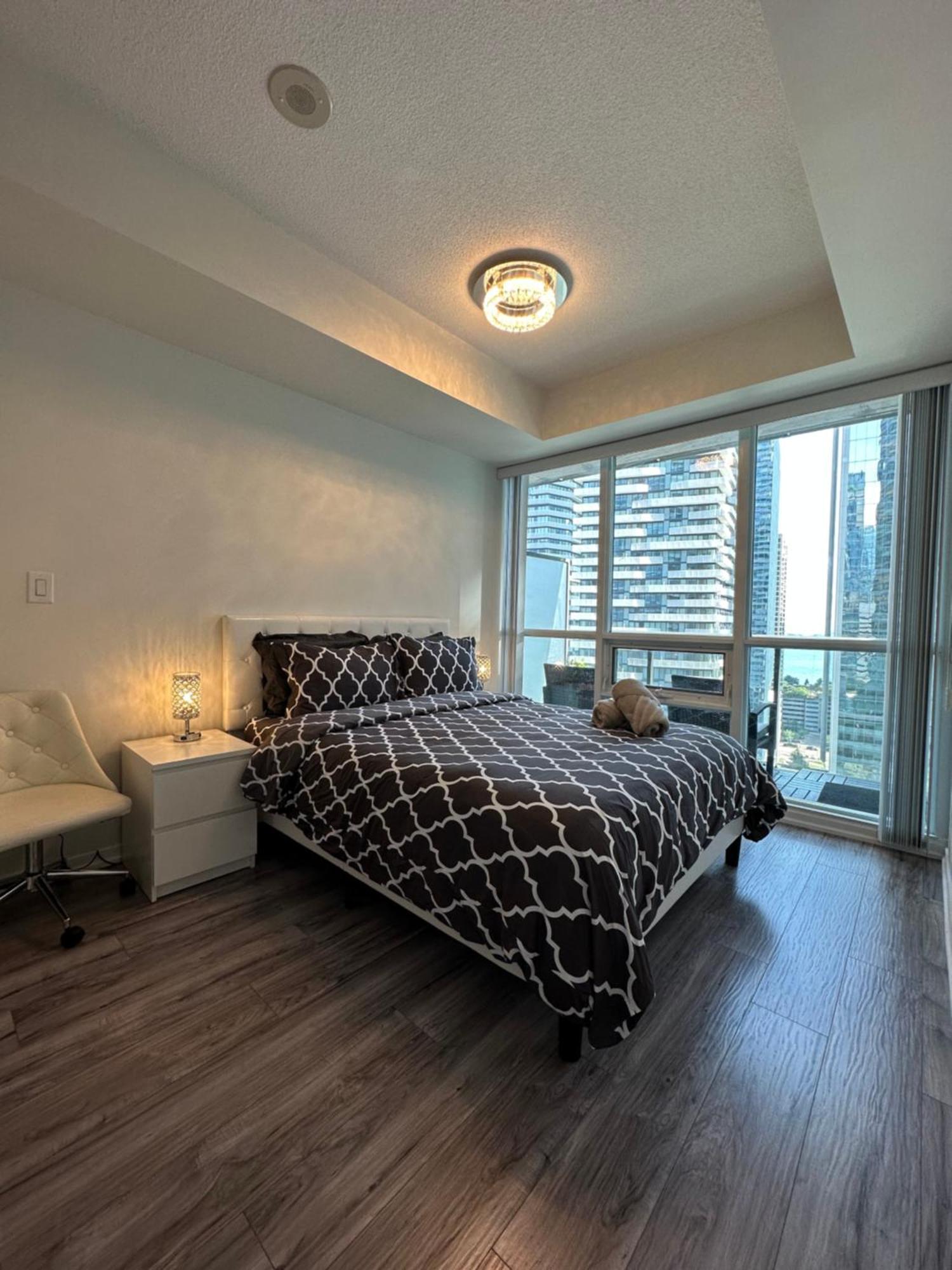 Newly Updated 2Br, 2Bath & Den In Downtown Toronto Beside Union Station & Scotia Bank Arena! Exterior photo
