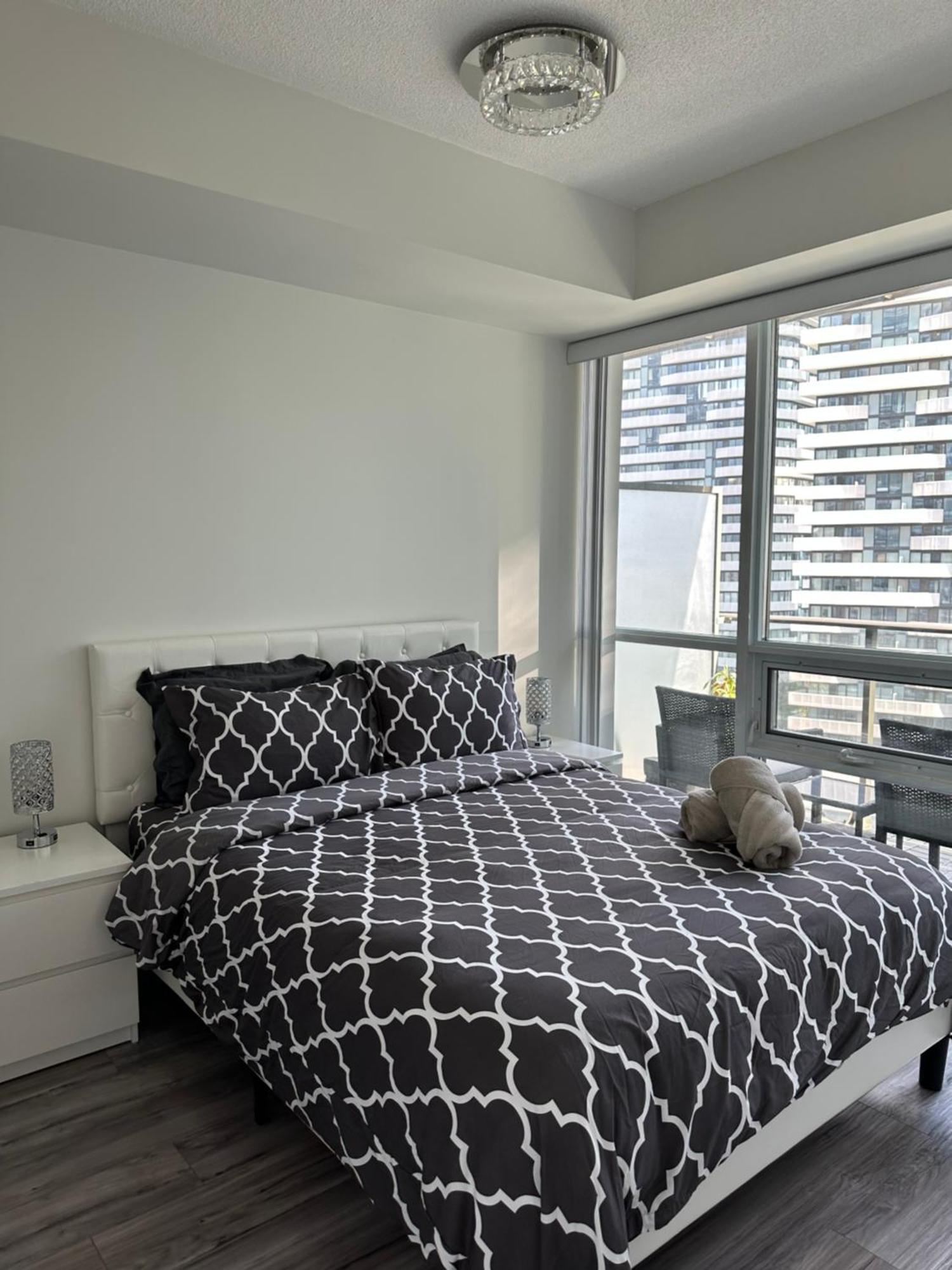Newly Updated 2Br, 2Bath & Den In Downtown Toronto Beside Union Station & Scotia Bank Arena! Exterior photo