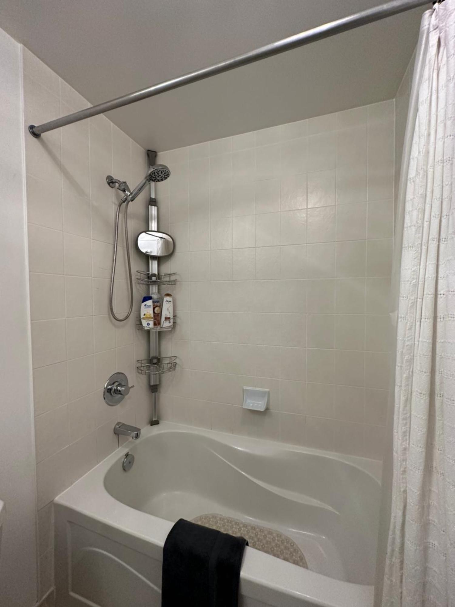 Newly Updated 2Br, 2Bath & Den In Downtown Toronto Beside Union Station & Scotia Bank Arena! Exterior photo