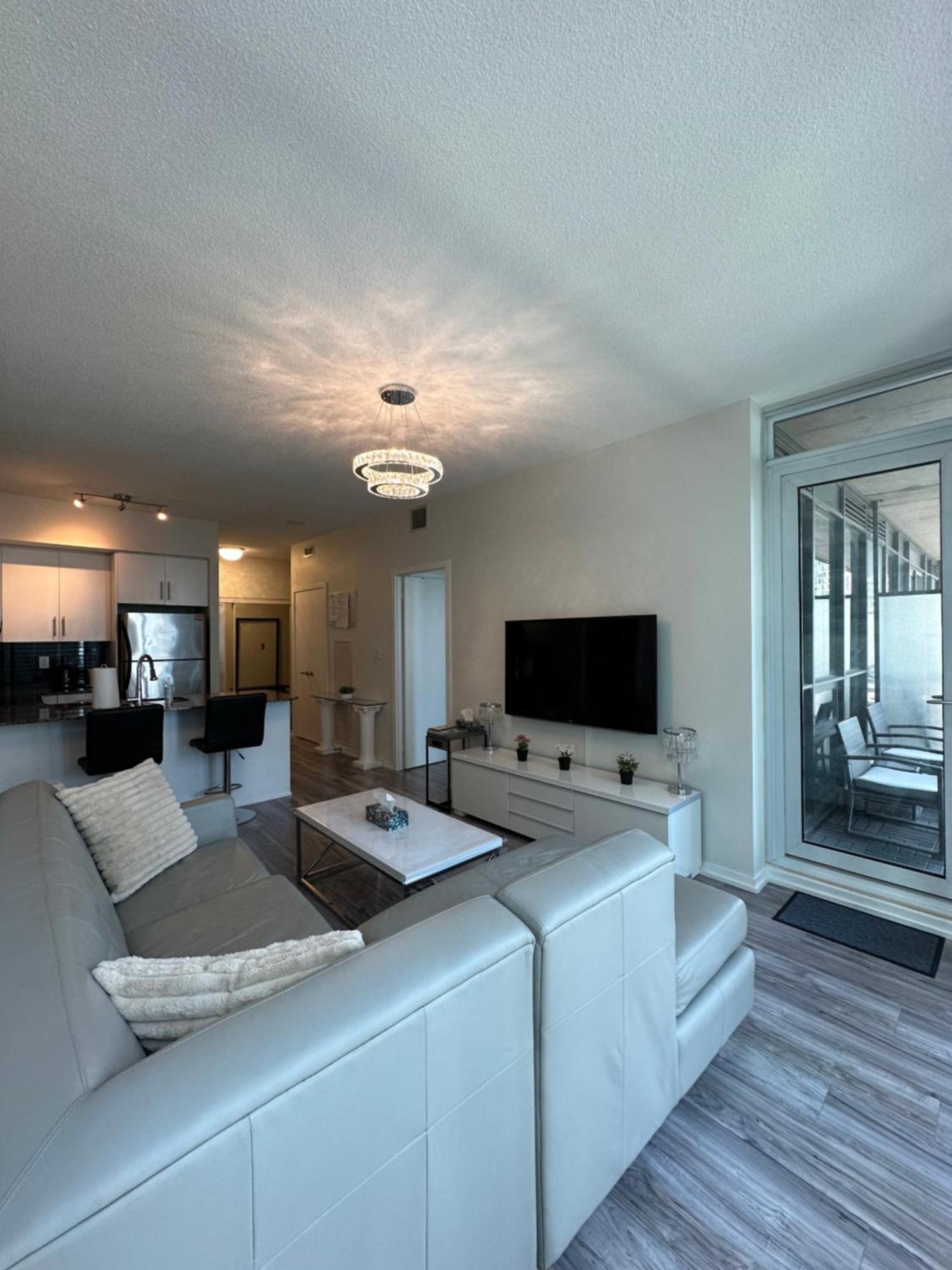 Newly Updated 2Br, 2Bath & Den In Downtown Toronto Beside Union Station & Scotia Bank Arena! Exterior photo