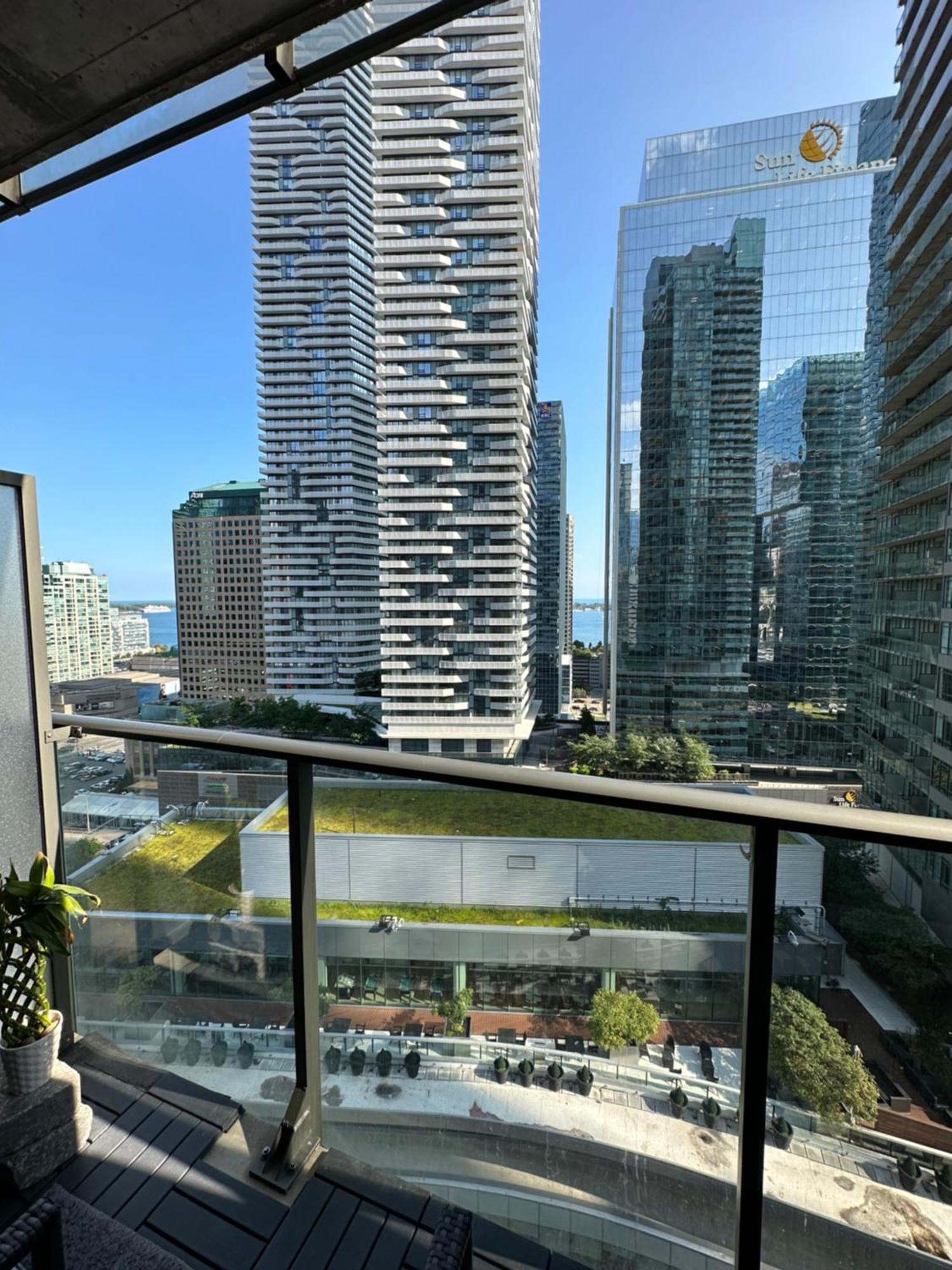 Newly Updated 2Br, 2Bath & Den In Downtown Toronto Beside Union Station & Scotia Bank Arena! Exterior photo
