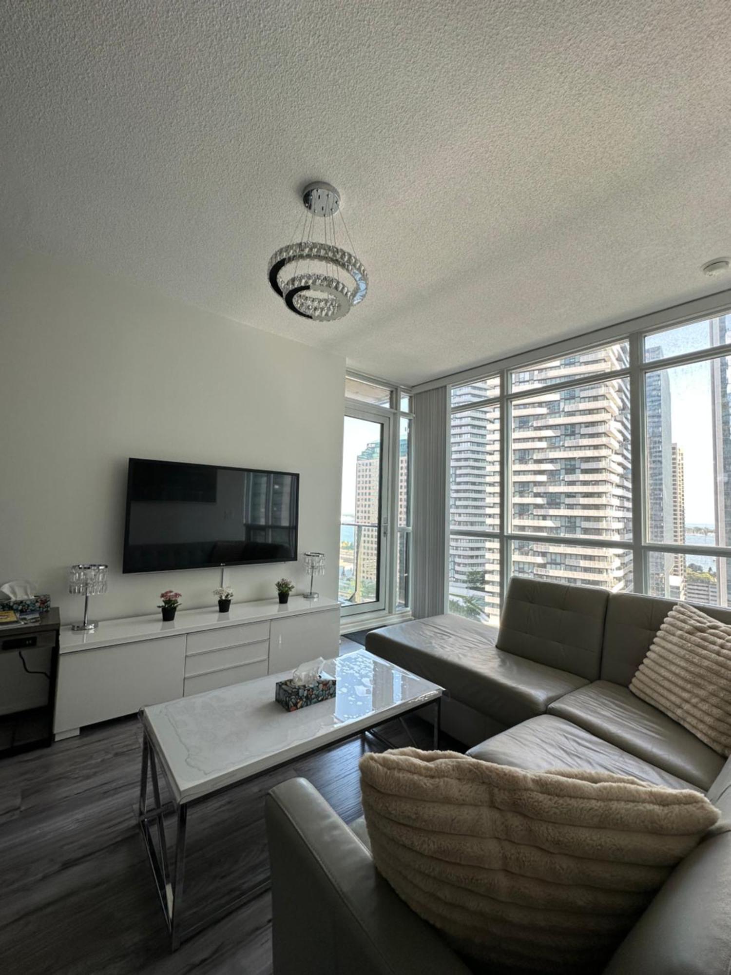 Newly Updated 2Br, 2Bath & Den In Downtown Toronto Beside Union Station & Scotia Bank Arena! Exterior photo