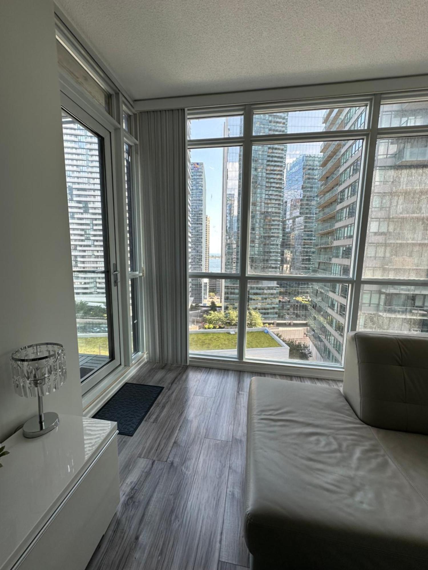 Newly Updated 2Br, 2Bath & Den In Downtown Toronto Beside Union Station & Scotia Bank Arena! Exterior photo