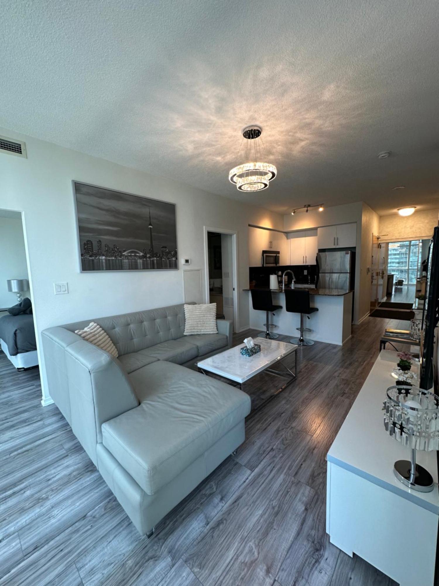 Newly Updated 2Br, 2Bath & Den In Downtown Toronto Beside Union Station & Scotia Bank Arena! Exterior photo