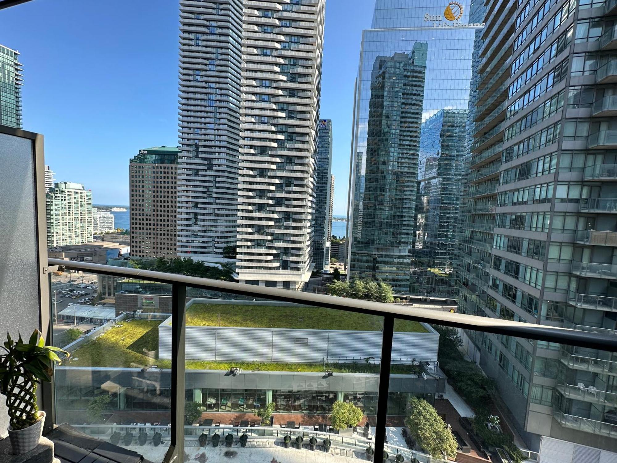 Newly Updated 2Br, 2Bath & Den In Downtown Toronto Beside Union Station & Scotia Bank Arena! Exterior photo