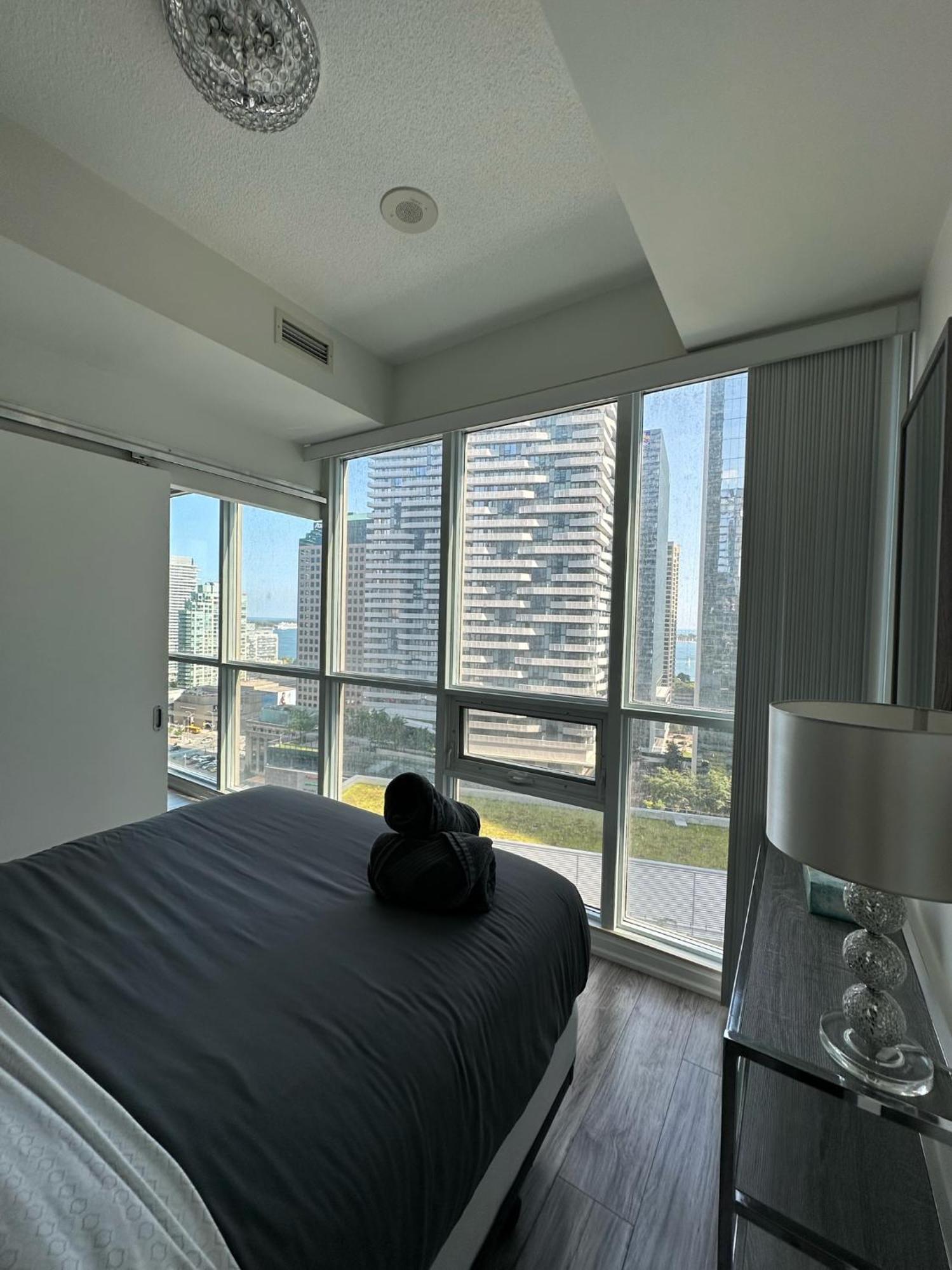 Newly Updated 2Br, 2Bath & Den In Downtown Toronto Beside Union Station & Scotia Bank Arena! Exterior photo